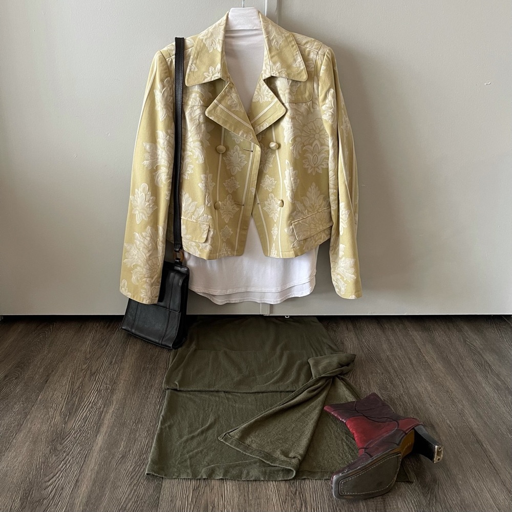 Beige/off white floral damask & stripes jacket.